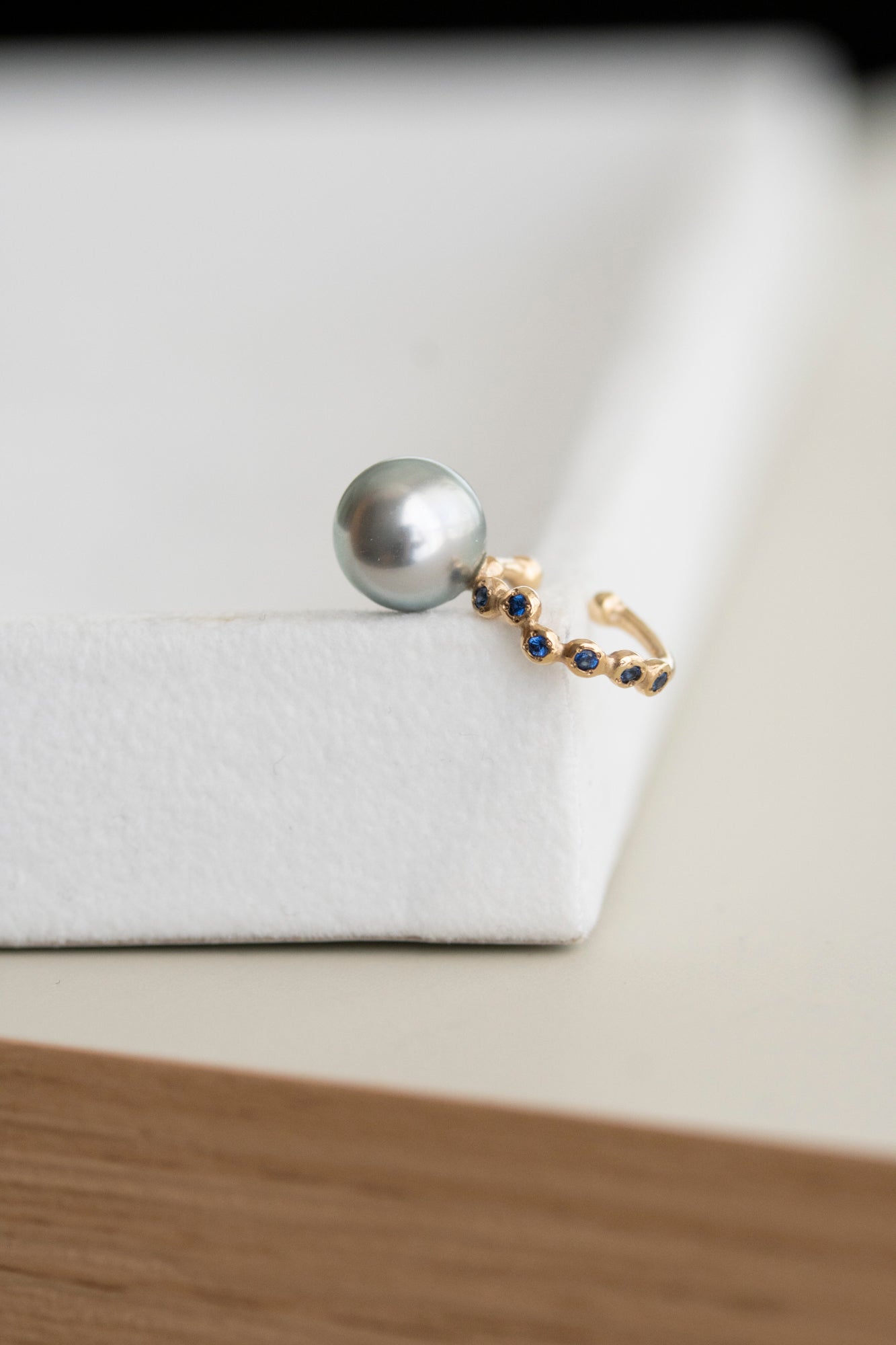MINIMUMNUTS South sea pearl cup blue sapphire ear cuff /K10