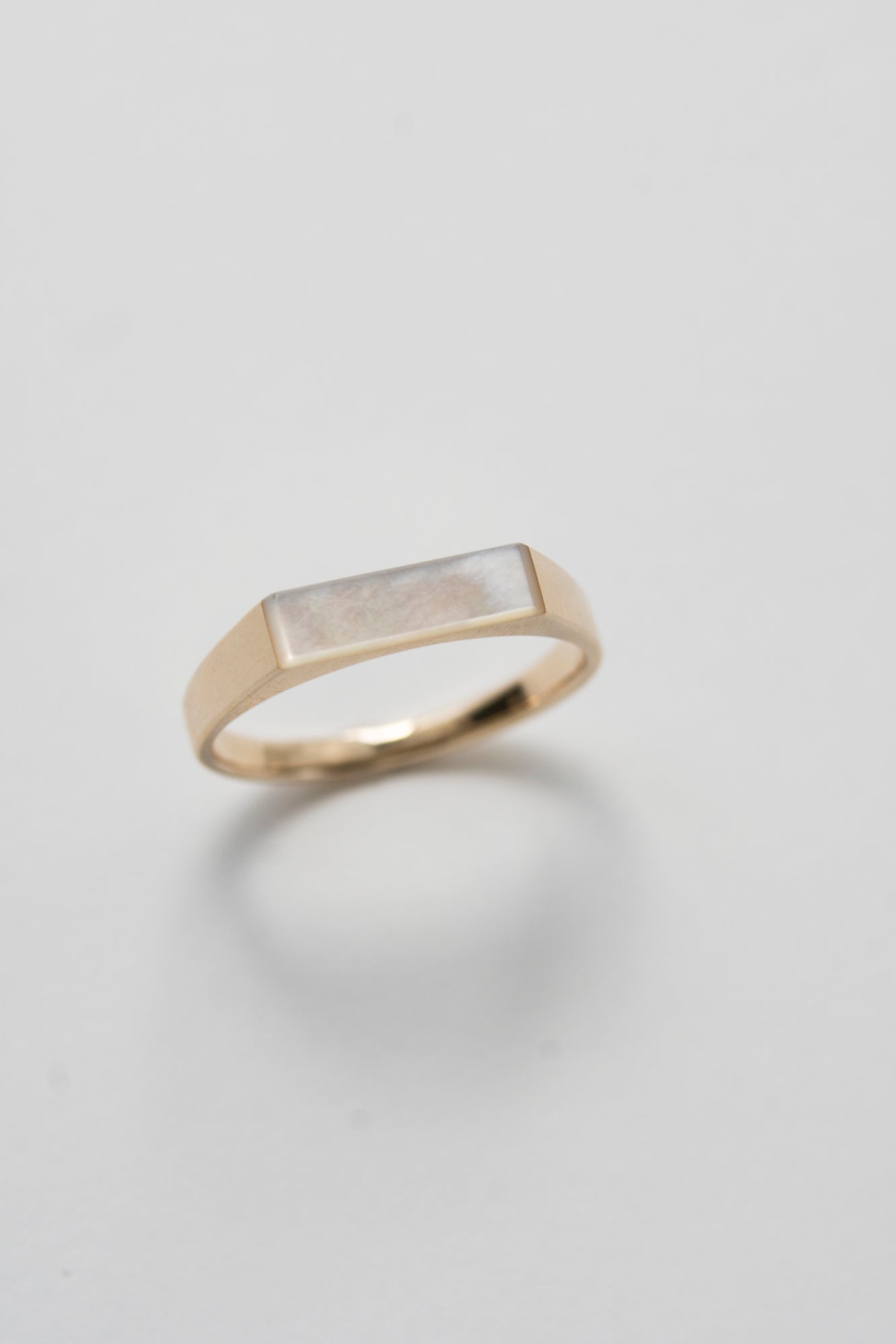 simmon 10K & NARROW SHELL SIGNET RING CUT /K10