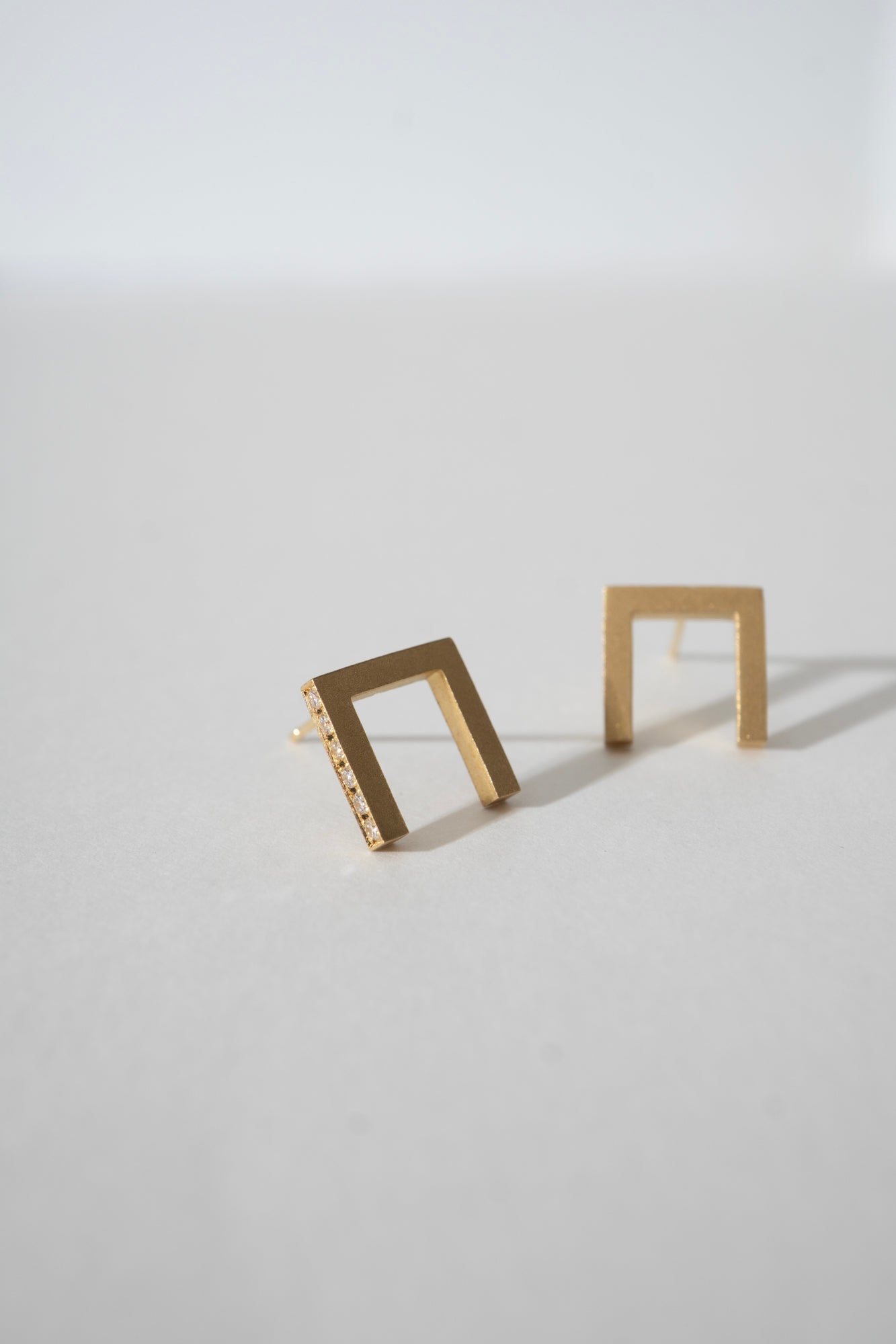 ALLIS Bridge Diamond Pierced Earrings Side /K18