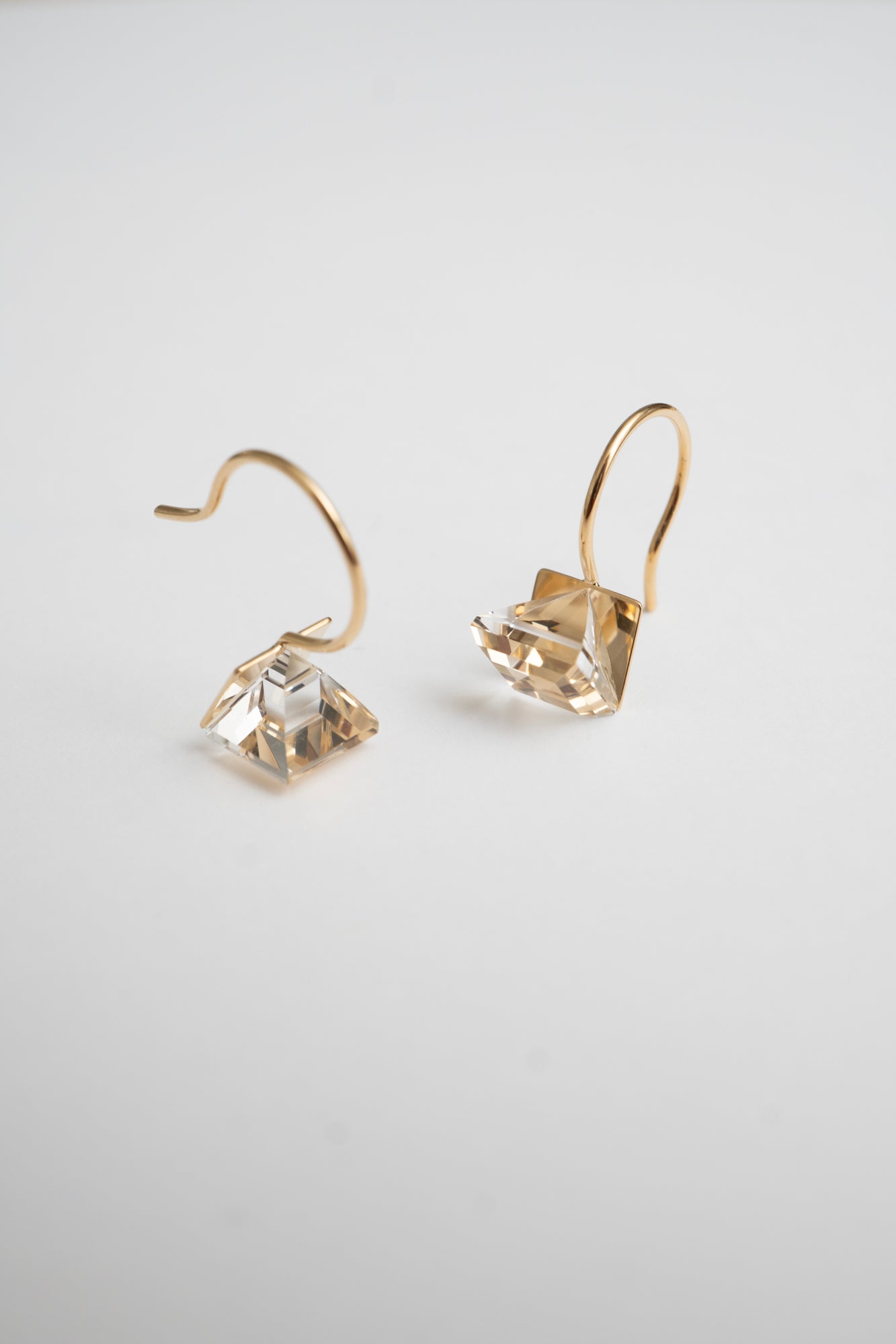 simmon Seta Reflection Quartz Hook Pierced Earring /K18