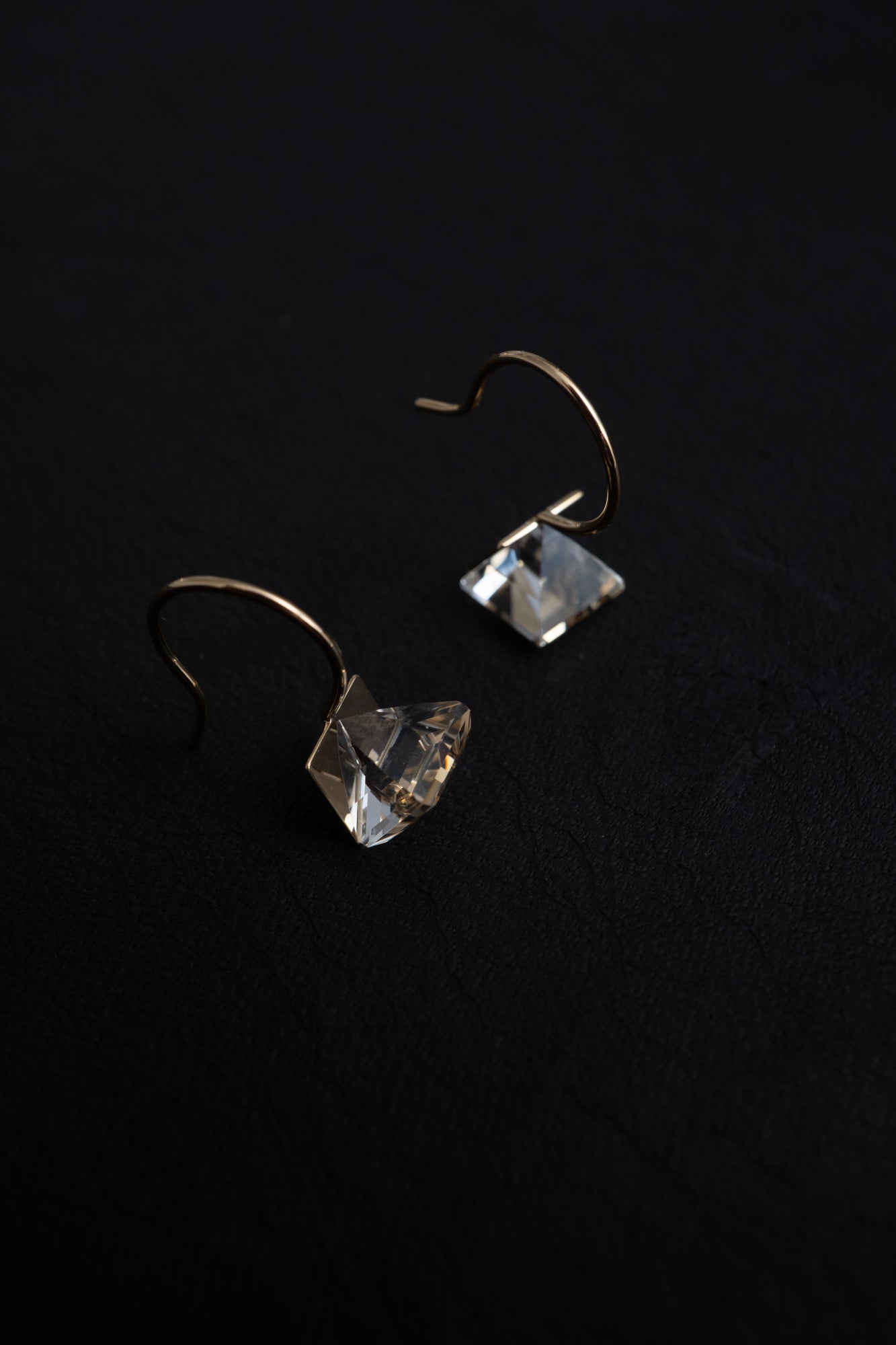 simmon Seta Reflection Quartz Hook Pierced Earring /K18