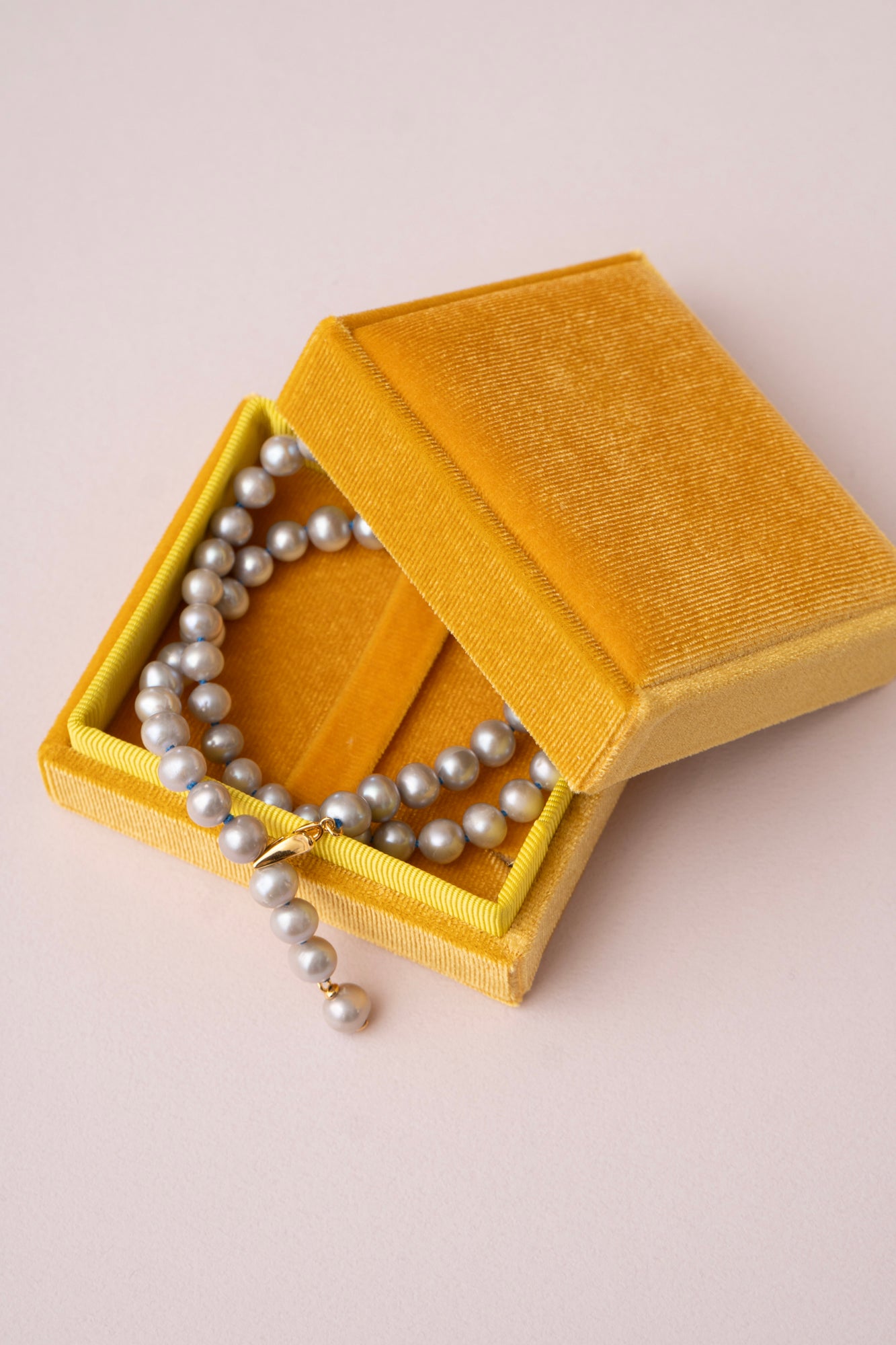 bohem All Knot Pearl Necklace Short Gray