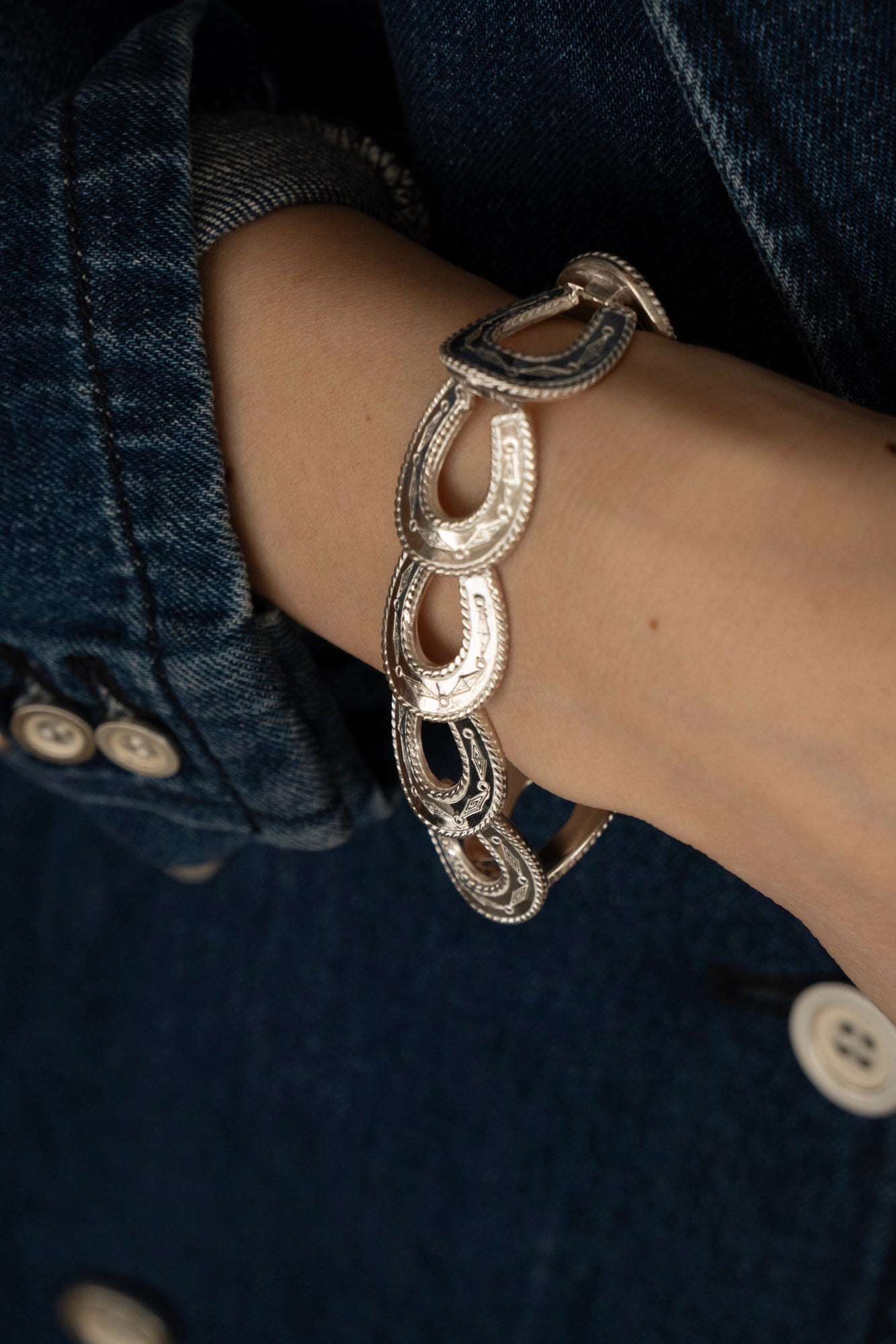 WAKAN SILVER SMITH Spirit Horse shoe Bracelet /Silver