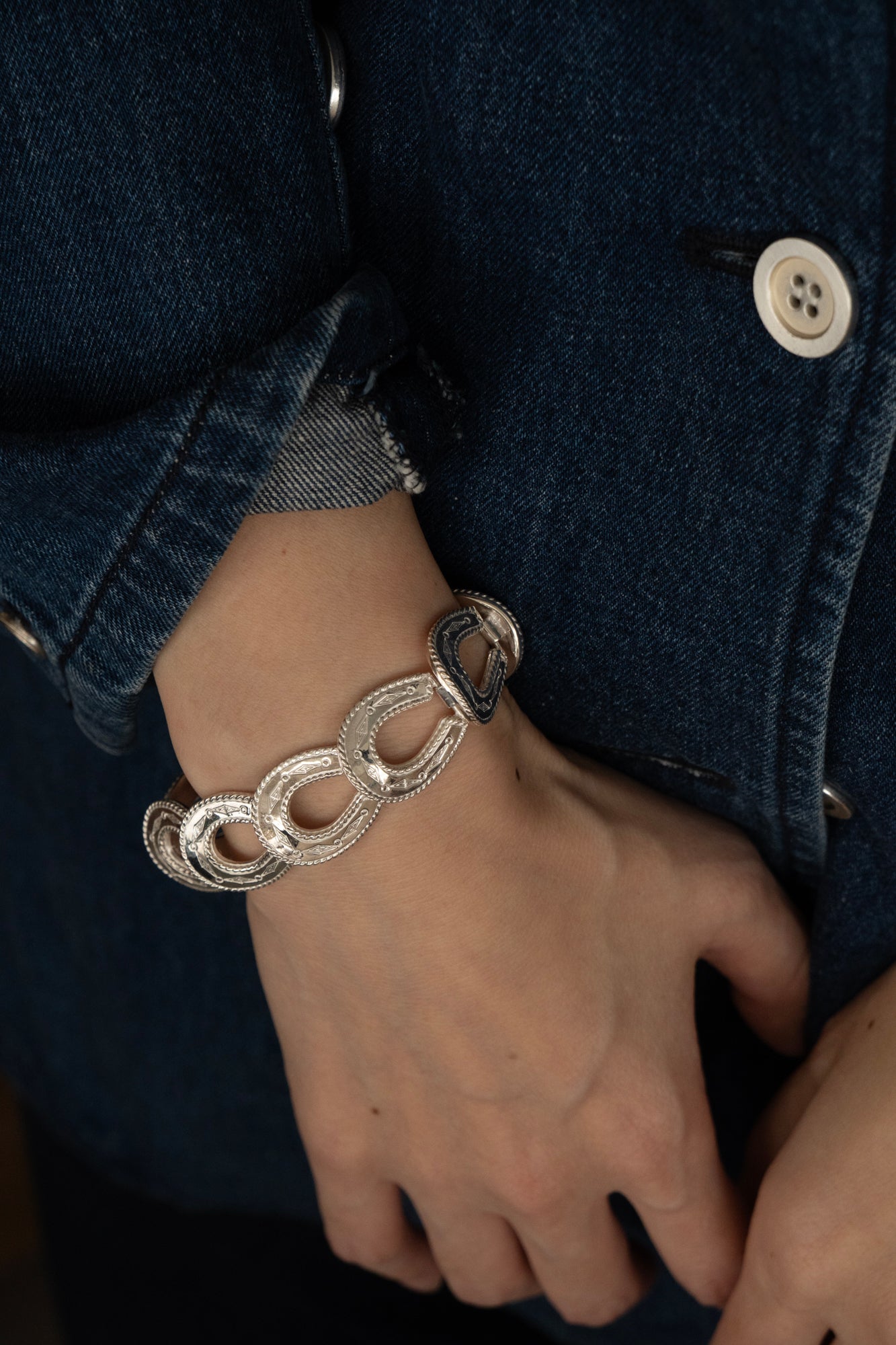 WAKAN SILVER SMITH Spirit Horse shoe Bracelet /Silver