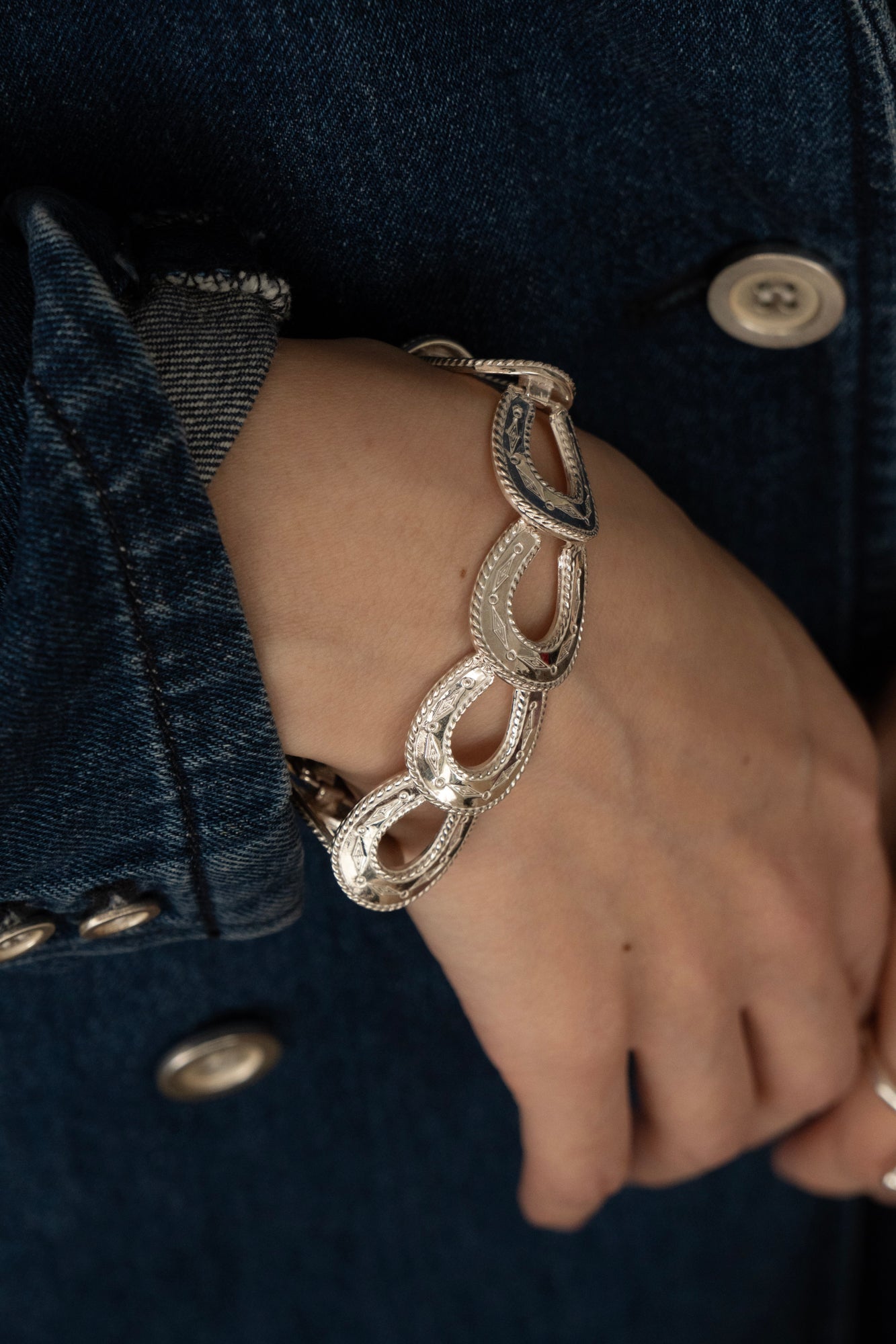 WAKAN SILVER SMITH Spirit Horse shoe Bracelet /Silver