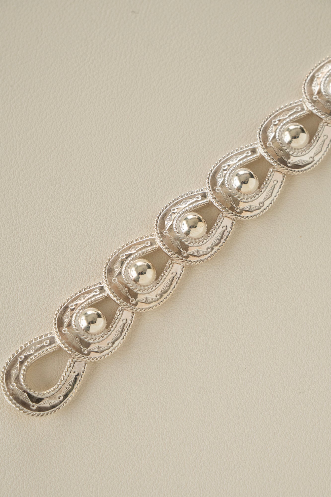 WAKAN SILVER SMITH Spirit Horse shoe Bracelet All Beads /Silver