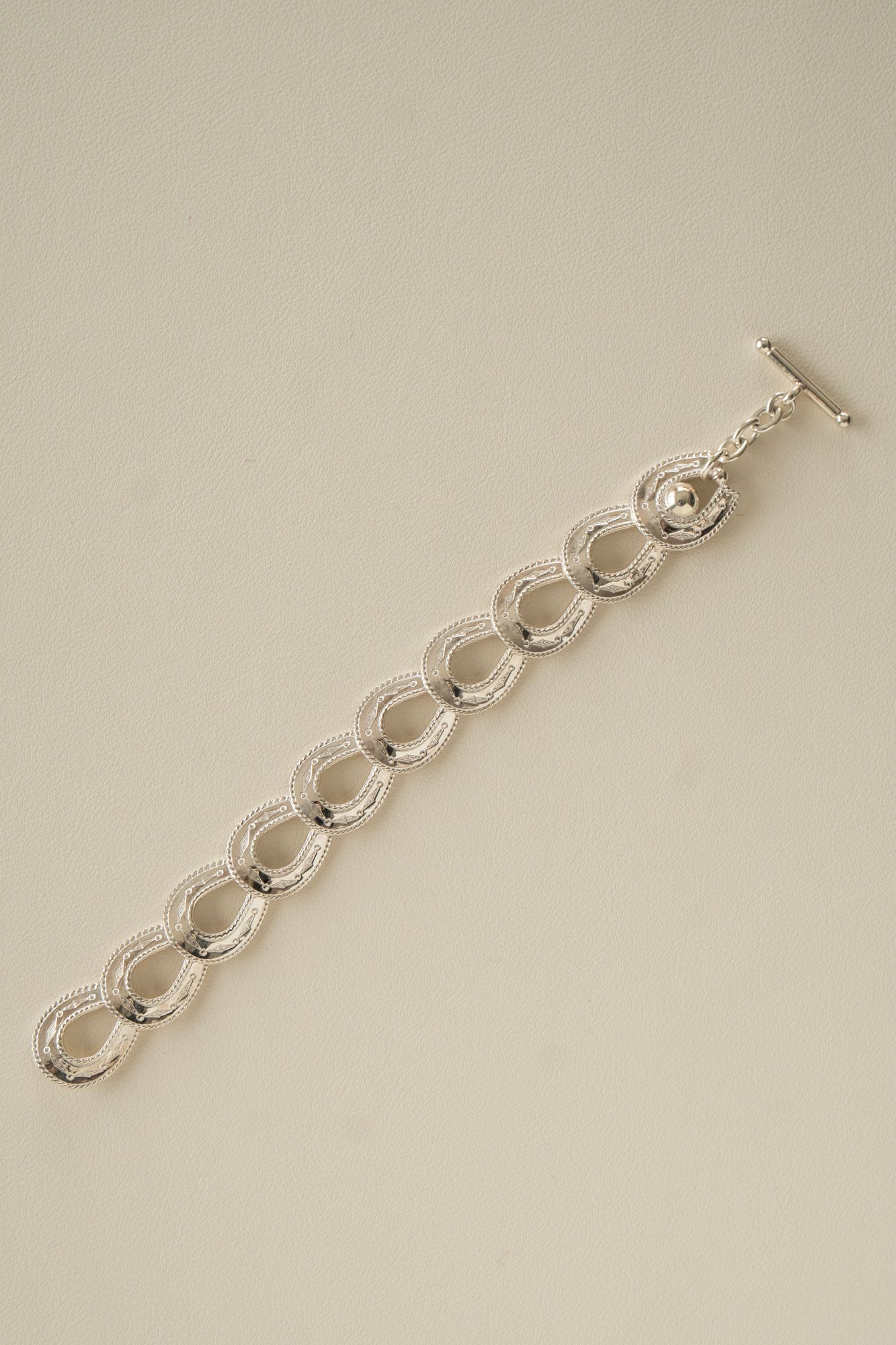 WAKAN SILVER SMITH Spirit Horse shoe Bracelet /Silver
