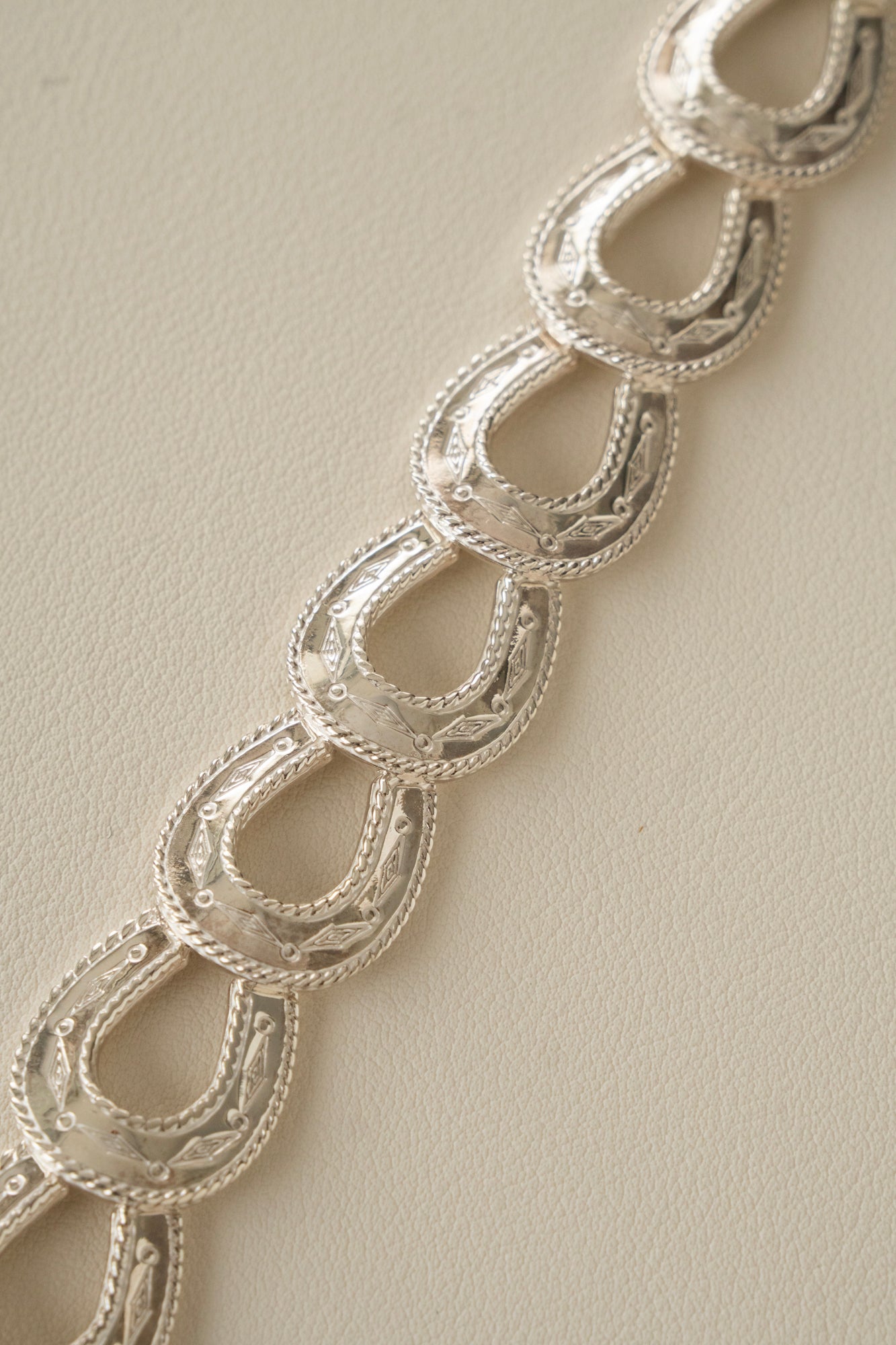 WAKAN SILVER SMITH Spirit Horse shoe Bracelet /Silver