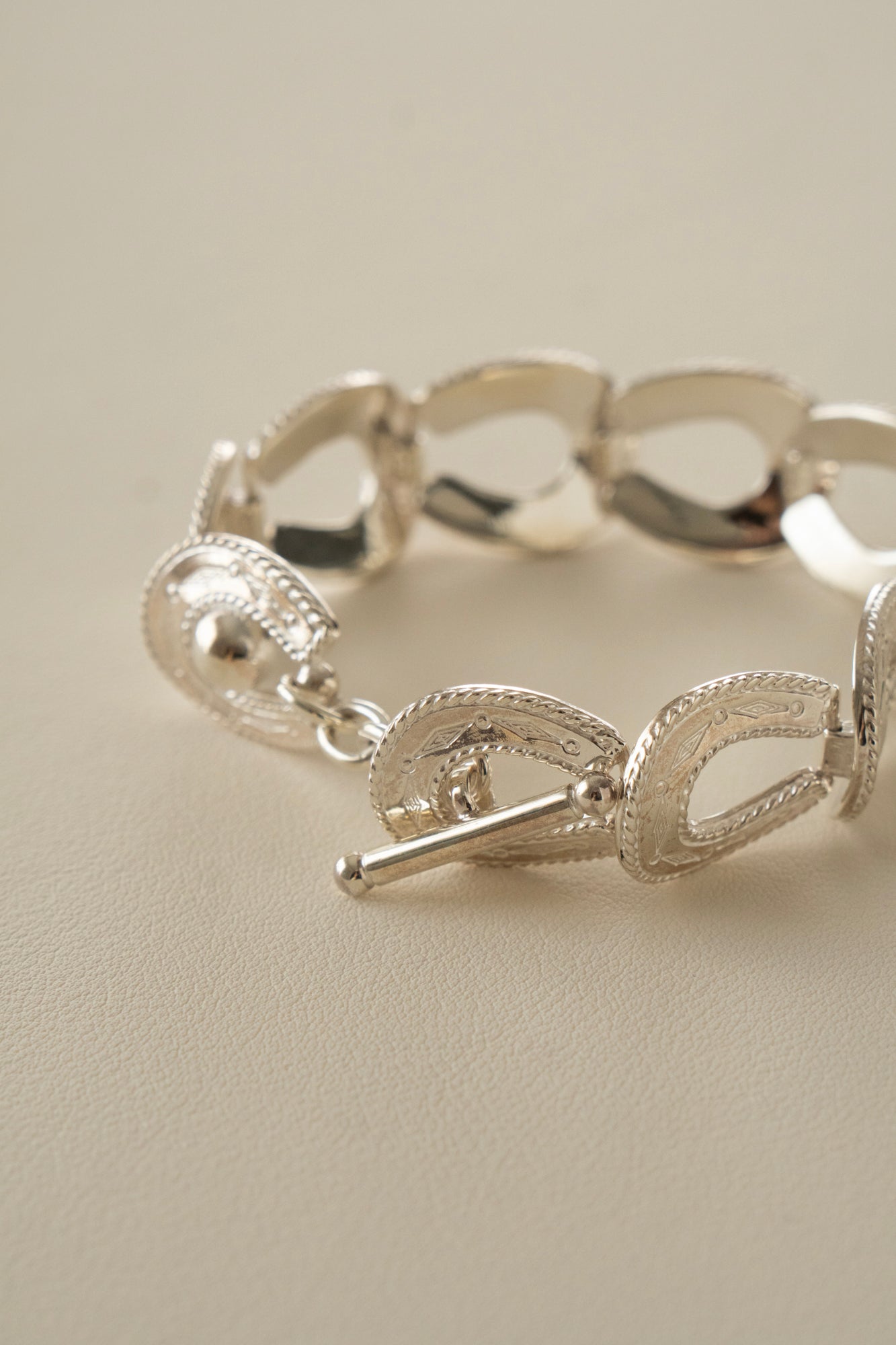 WAKAN SILVER SMITH Spirit Horse shoe Bracelet /Silver