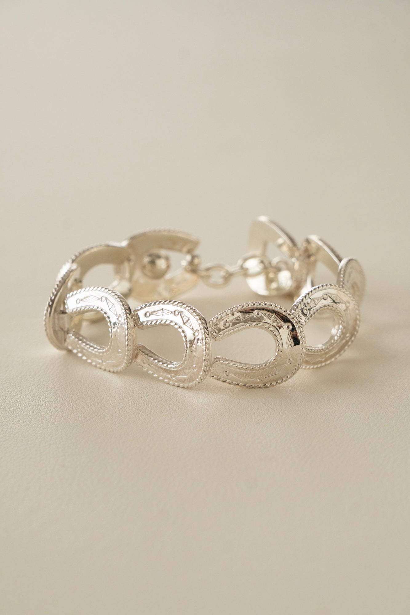 WAKAN SILVER SMITH Spirit Horse shoe Bracelet /Silver