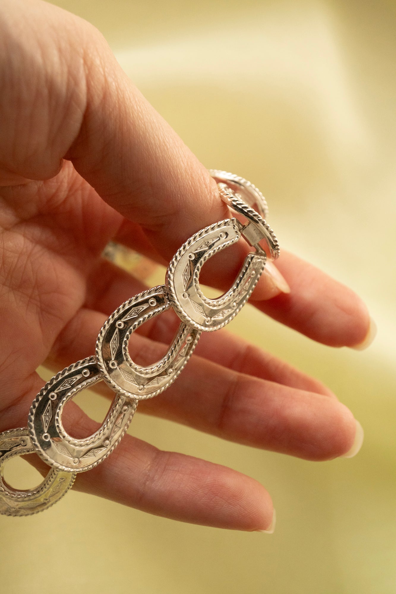 WAKAN SILVER SMITH Spirit Horse shoe Bracelet /Silver