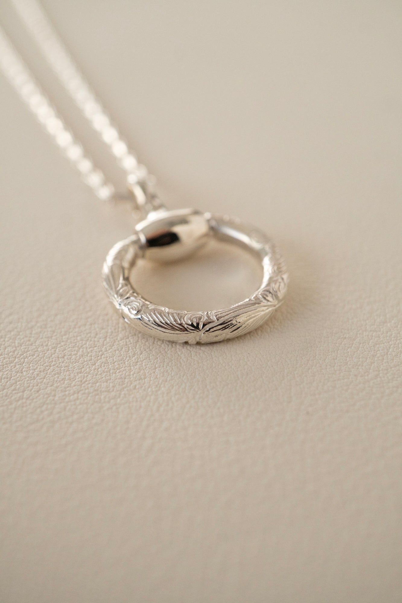 WAKAN SILVER SMITH Horse Shoe Drop Necklace & Glass Holder /Silver