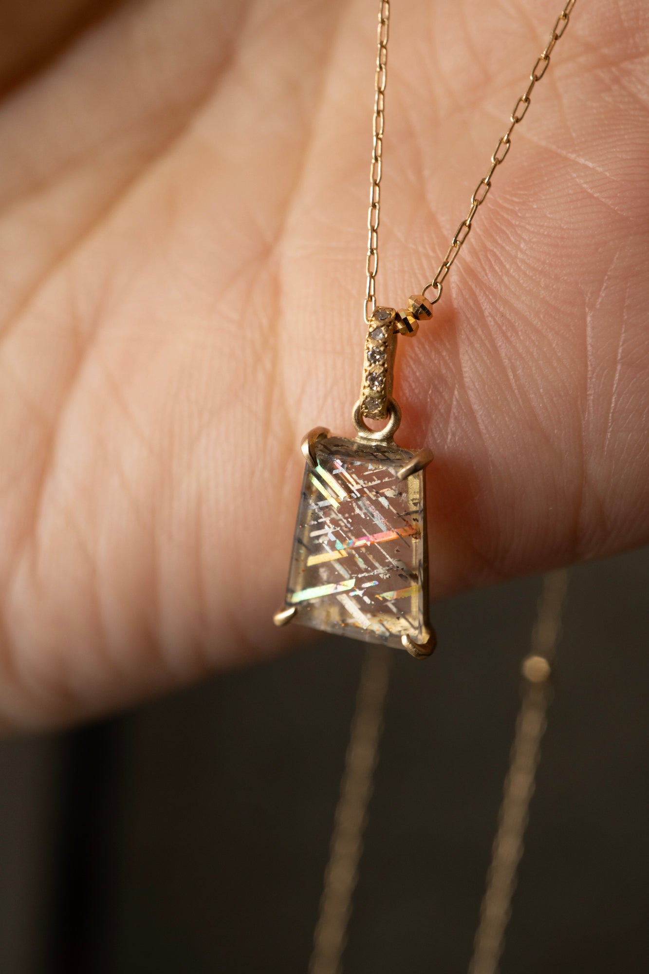 MONAKA jewellery Horse Shoe Prong Hibiki Rainbow Lattice Sunstone Pendant Charm Top /K18