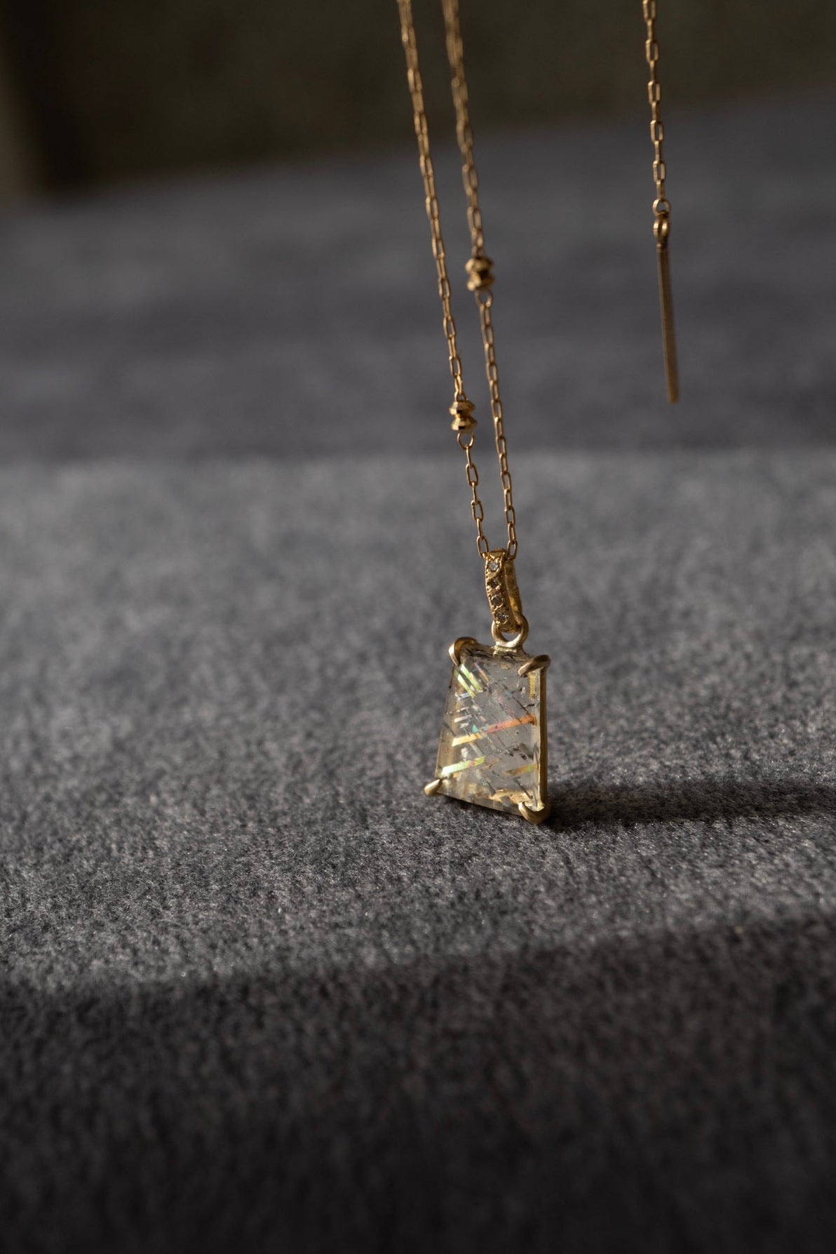 MONAKA jewellery Horse Shoe Prong Hibiki Rainbow Lattice Sunstone Pendant Charm Top /K18