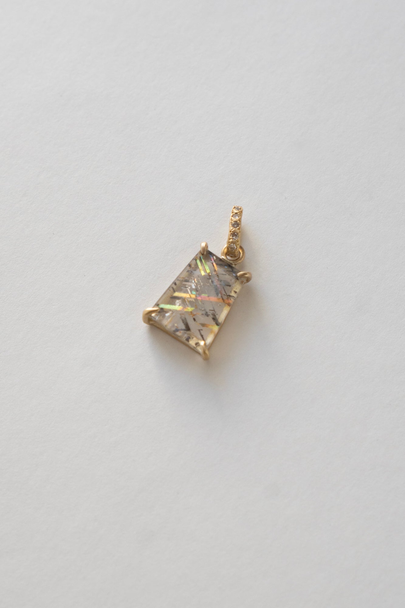 MONAKA jewellery Horse Shoe Prong Hibiki Rainbow Lattice Sunstone Pendant Charm Top /K18