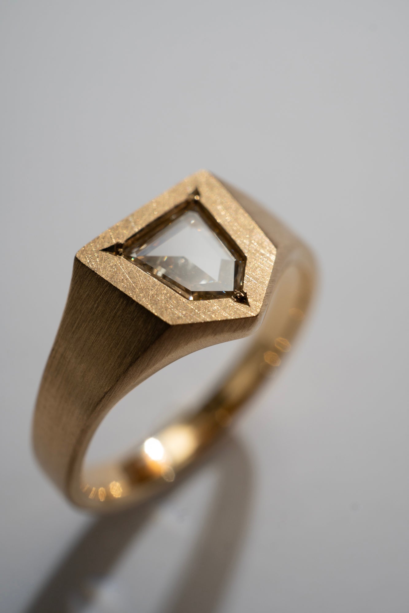 simmon Seta Portrait Cut Diamond Signet Ring /K18