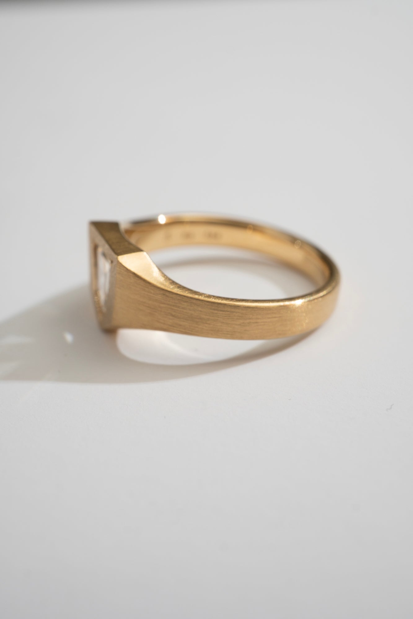 simmon Seta Portrait Cut Diamond Signet Ring /K18