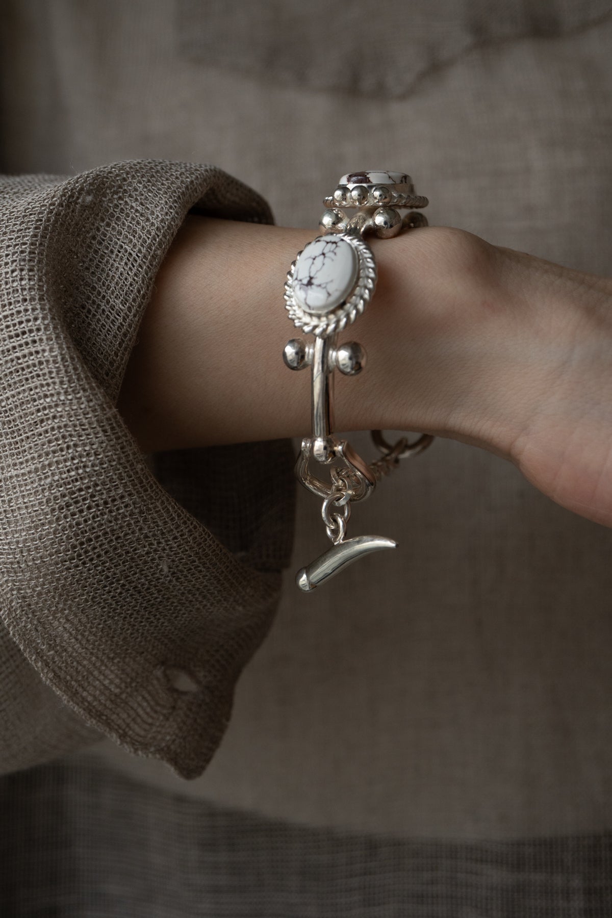 WAKAN SILVER SMITH Breastplate Cross Junction Bangle with Wild Horse /Silver
