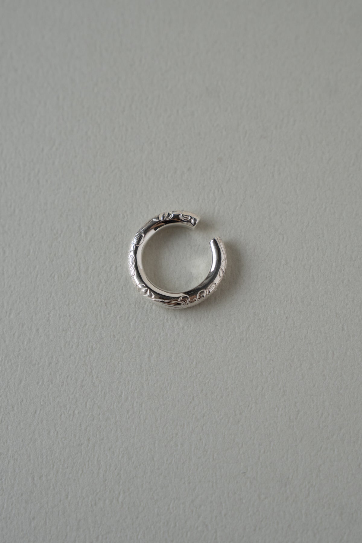 WAKAN SILVER SMITH Arabesque Round Ear cuff /Silver