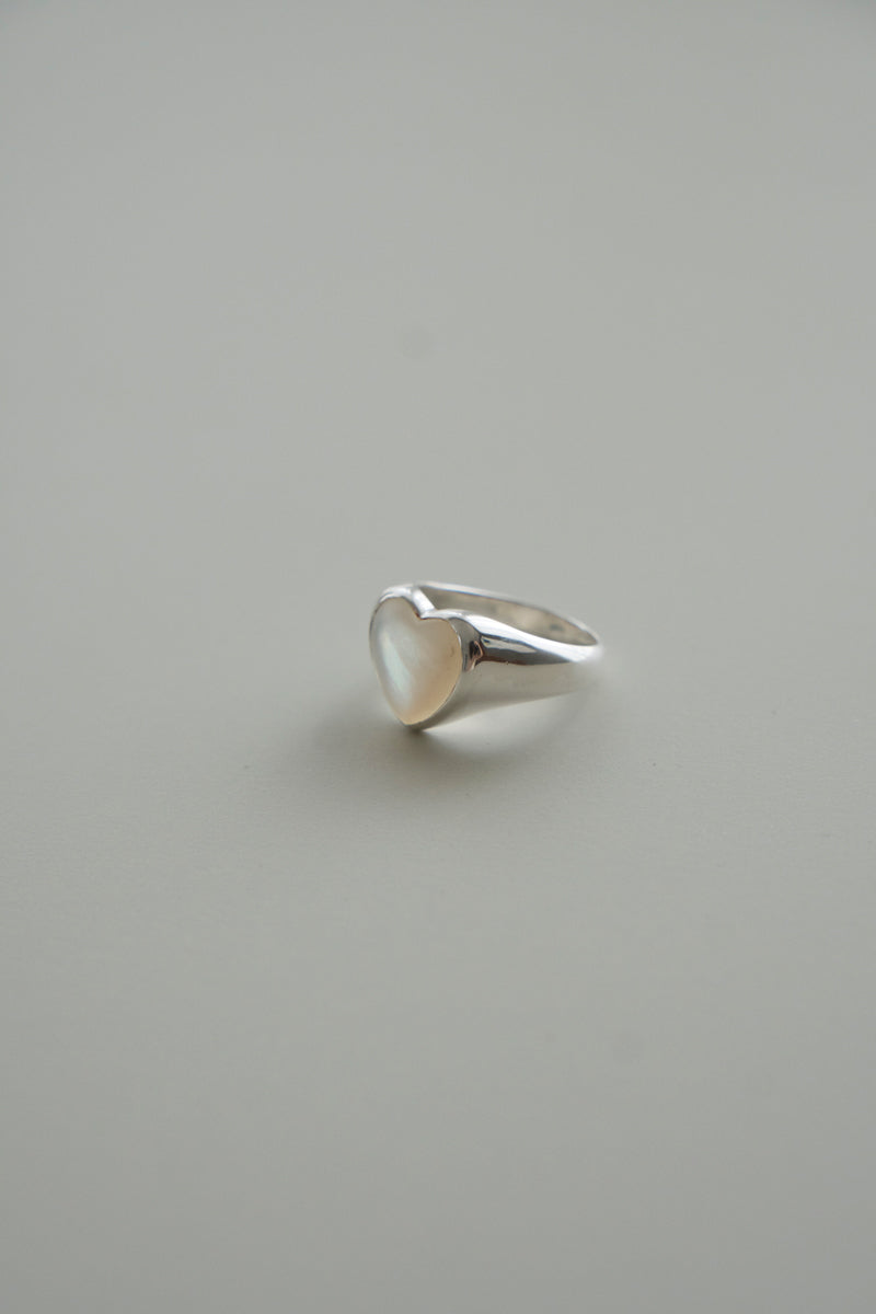 ANNIKAINEZ Mother of pearl heart ring SML/SV