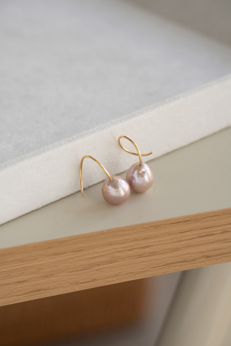 MINIMUMNUTS Fresh water pearl curl pair pierce PK Pearl curl pair pierce/K18