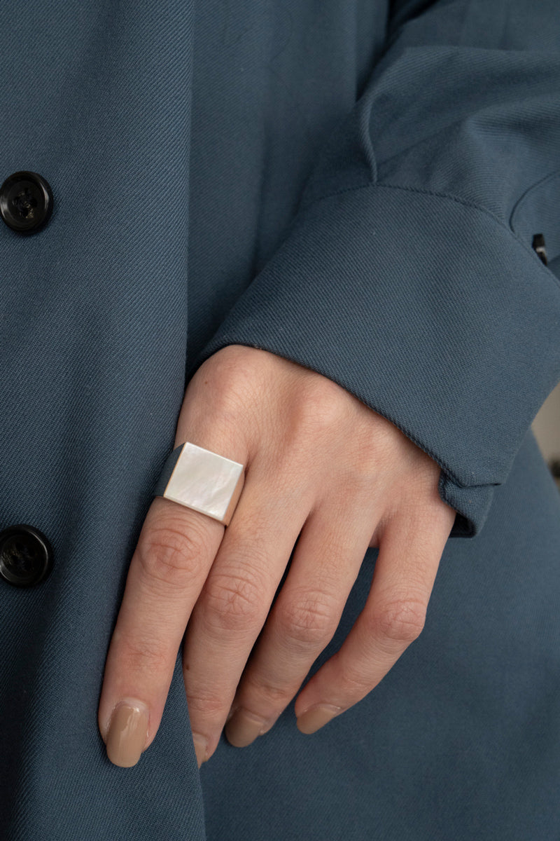 simmon Wide Square Shell Signet Ring /Silver