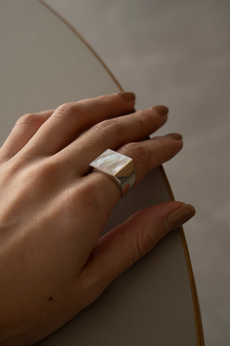 simmon Wide Square Shell Signet Ring /Silver