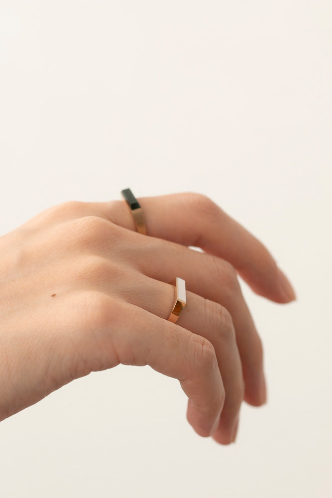 simmon 10K & NARROW SHELL SIGNNET RING CUT white pearl ring