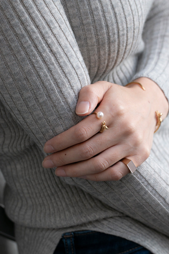 simmon 10K & RECTANGLE SHELL SIGNET RING PINKY white pearl ring