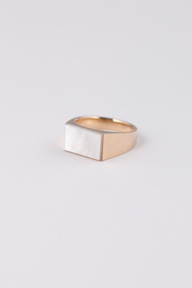 simmon 10K & RECTANGLE SHELL SIGNET RING PINKY white pearl ring