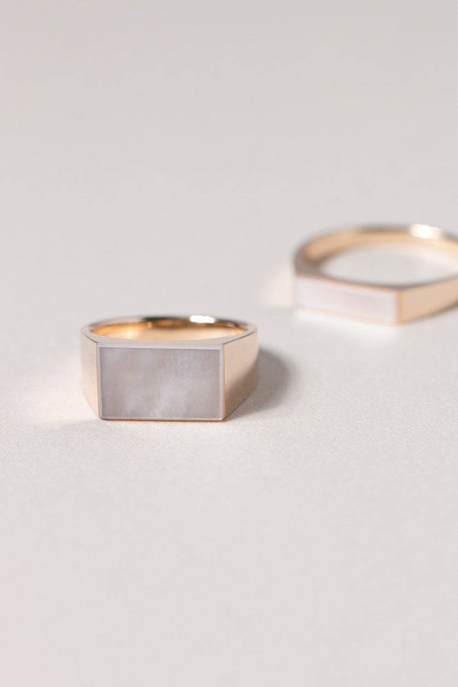simmon 10K & RECTANGLE SHELL SIGNET RING PINKY white pearl ring