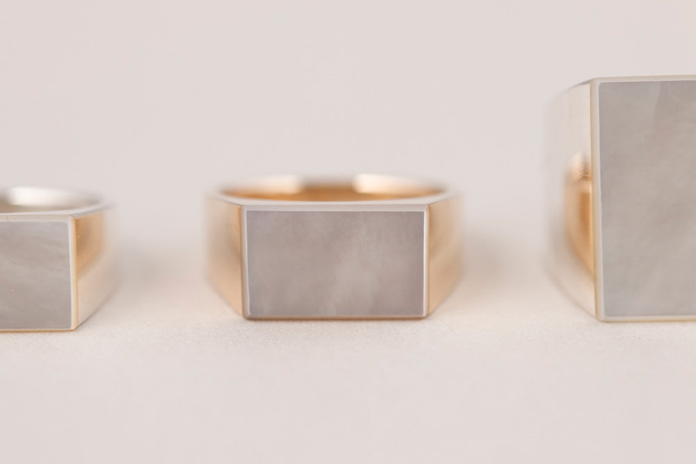 simmon 10K & RECTANGLE SHELL SIGNET RING PINKY white pearl ring
