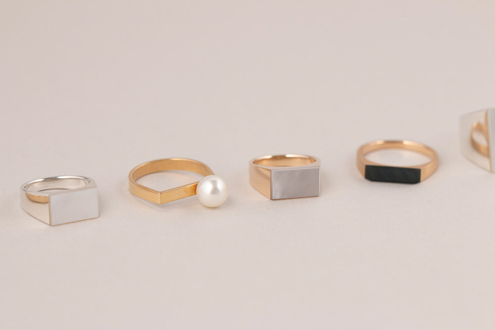 simmon 10K & RECTANGLE SHELL SIGNET RING PINKY white pearl ring