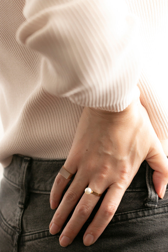 simmon 10K & RECTANGLE SHELL SIGNET RING PINKY white pearl ring