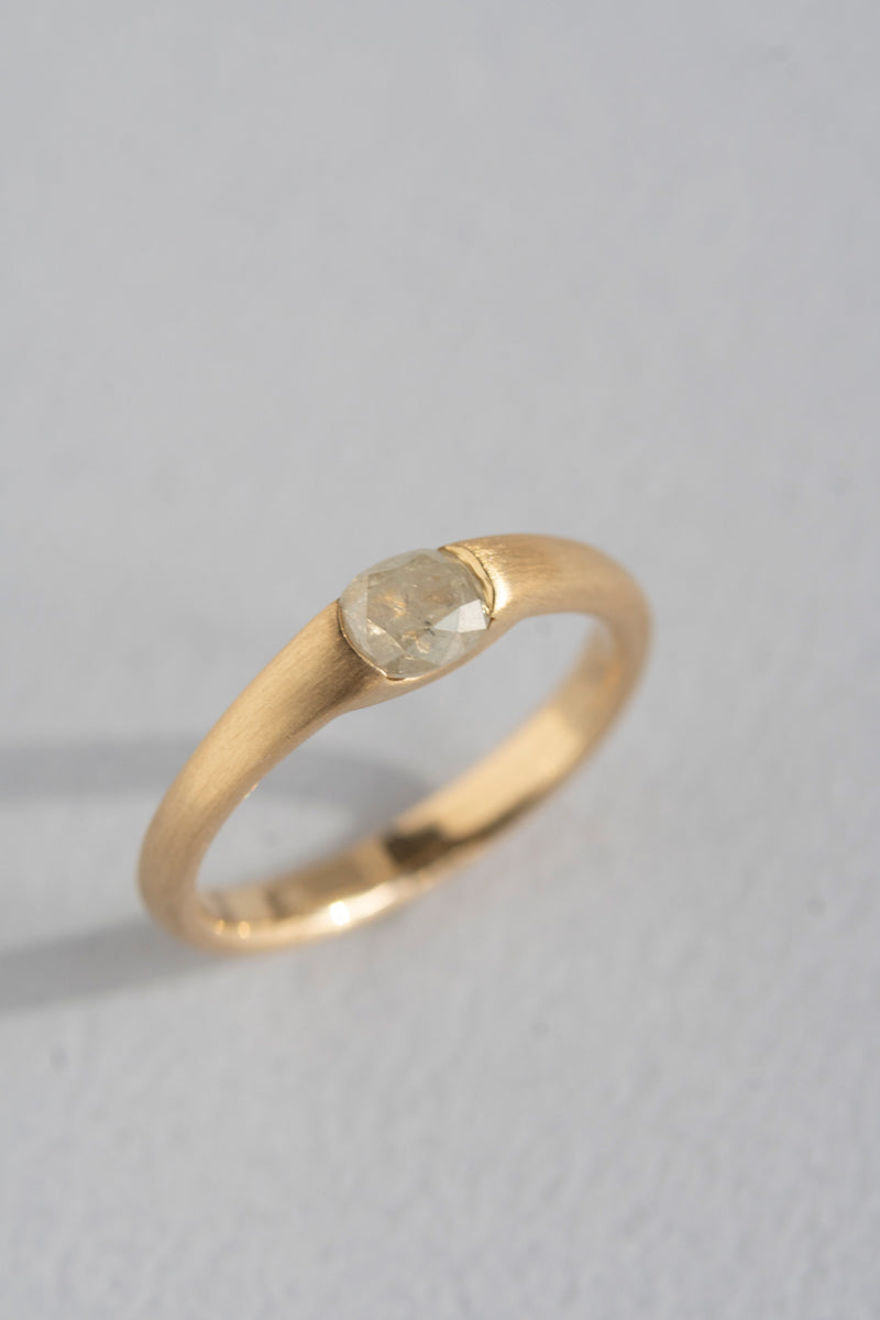 ４月の誕生石  - ダイヤモンド、モルガナイト