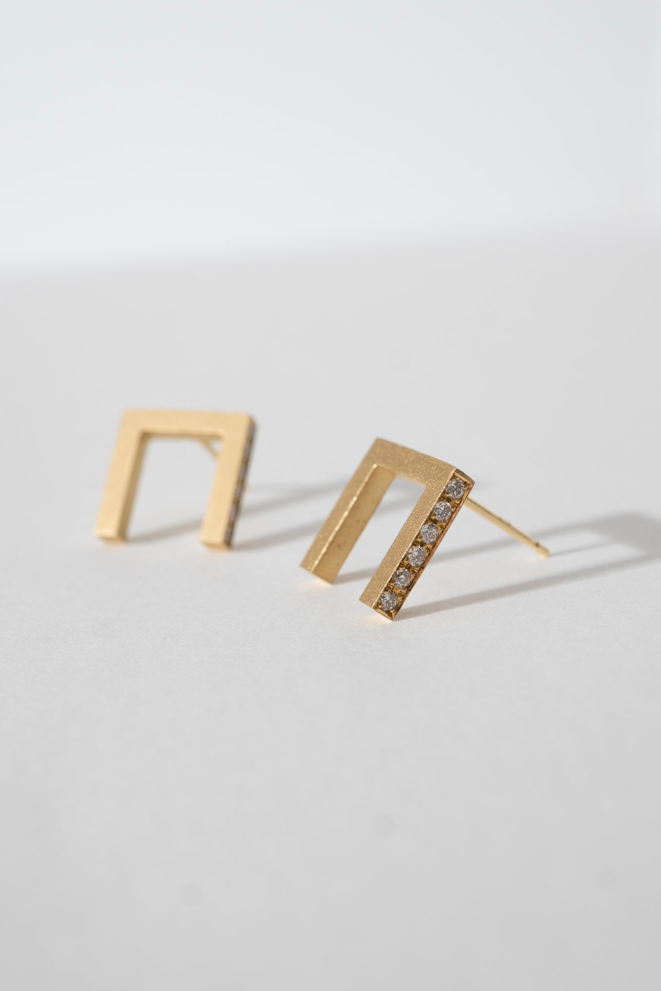 ALLIS Bridge Diamond Pierced Earrings Side /K18