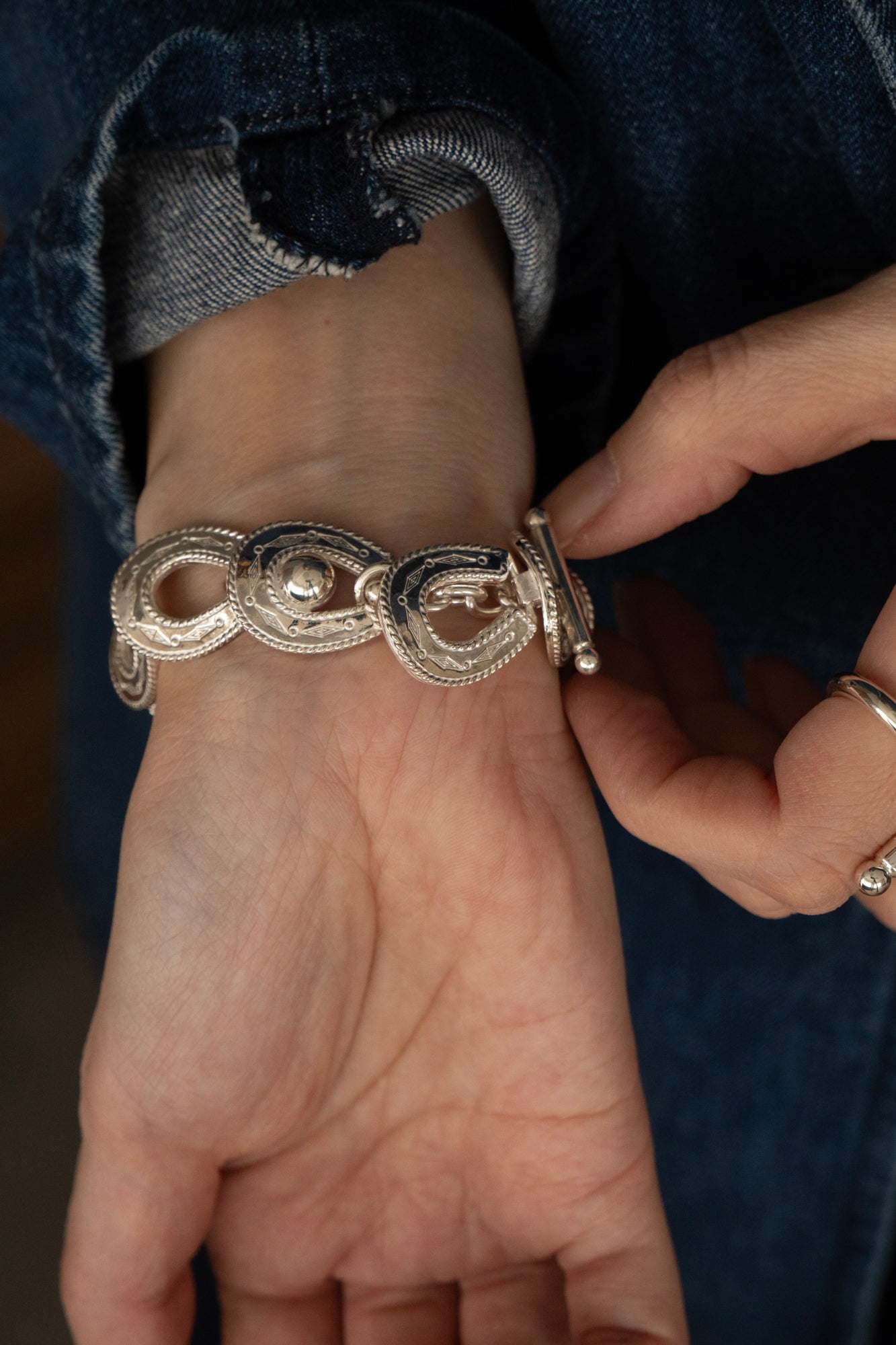 WAKAN SILVER SMITH Spirit Horse shoe Bracelet /Silver