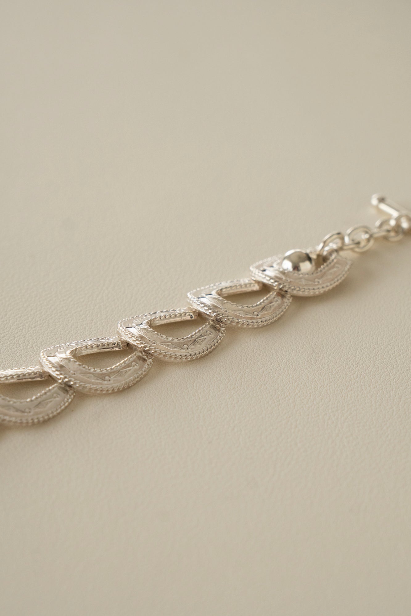 WAKAN SILVER SMITH Spirit Horse shoe Bracelet /Silver