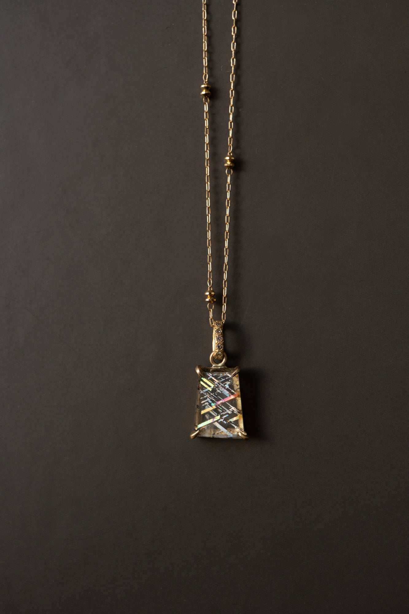 MONAKA jewellery Horse Shoe Prong Hibiki Rainbow Lattice Sunstone Pendant Charm Top /K18