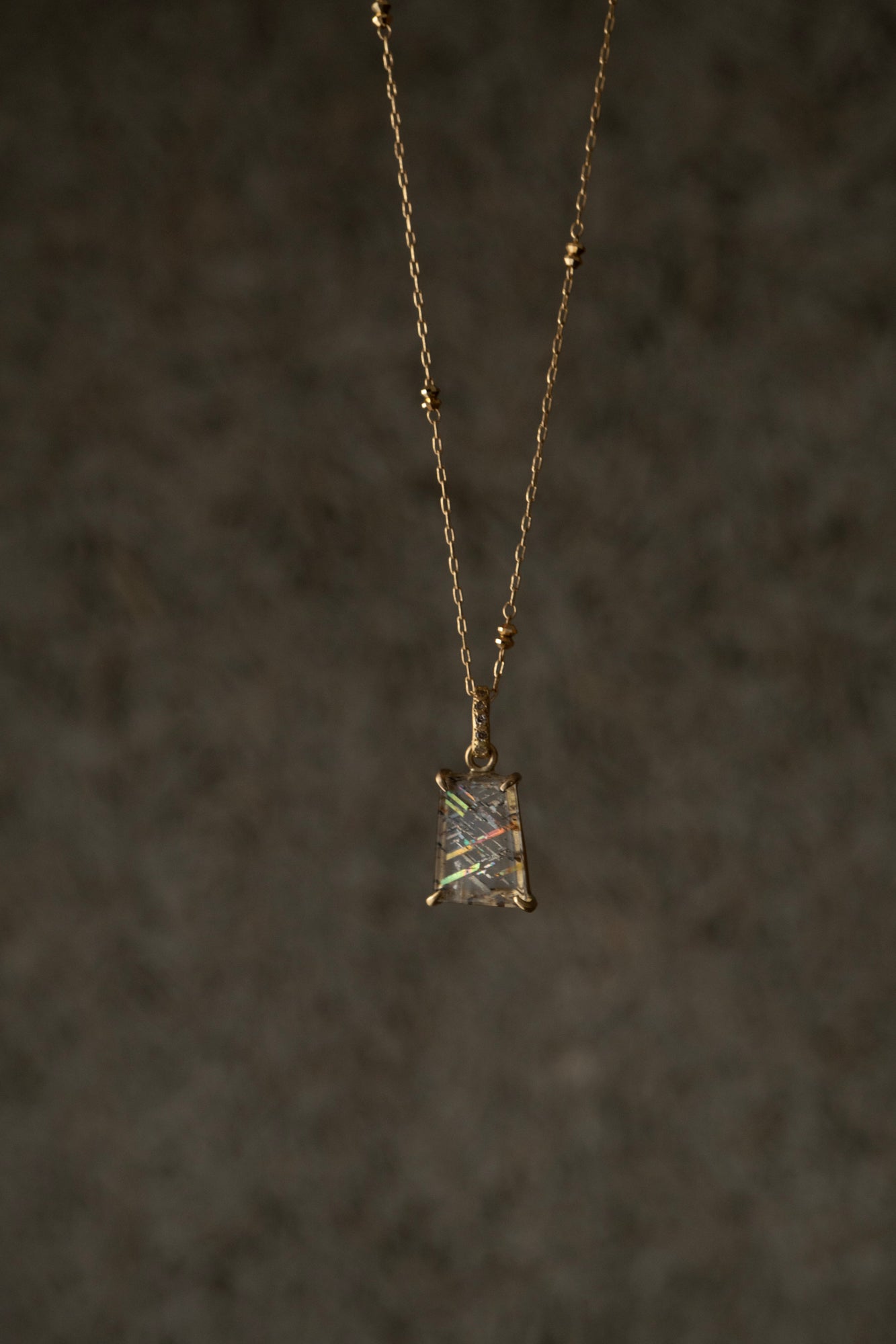 MONAKA jewellery Horse Shoe Prong Hibiki Rainbow Lattice Sunstone Pendant Charm Top /K18