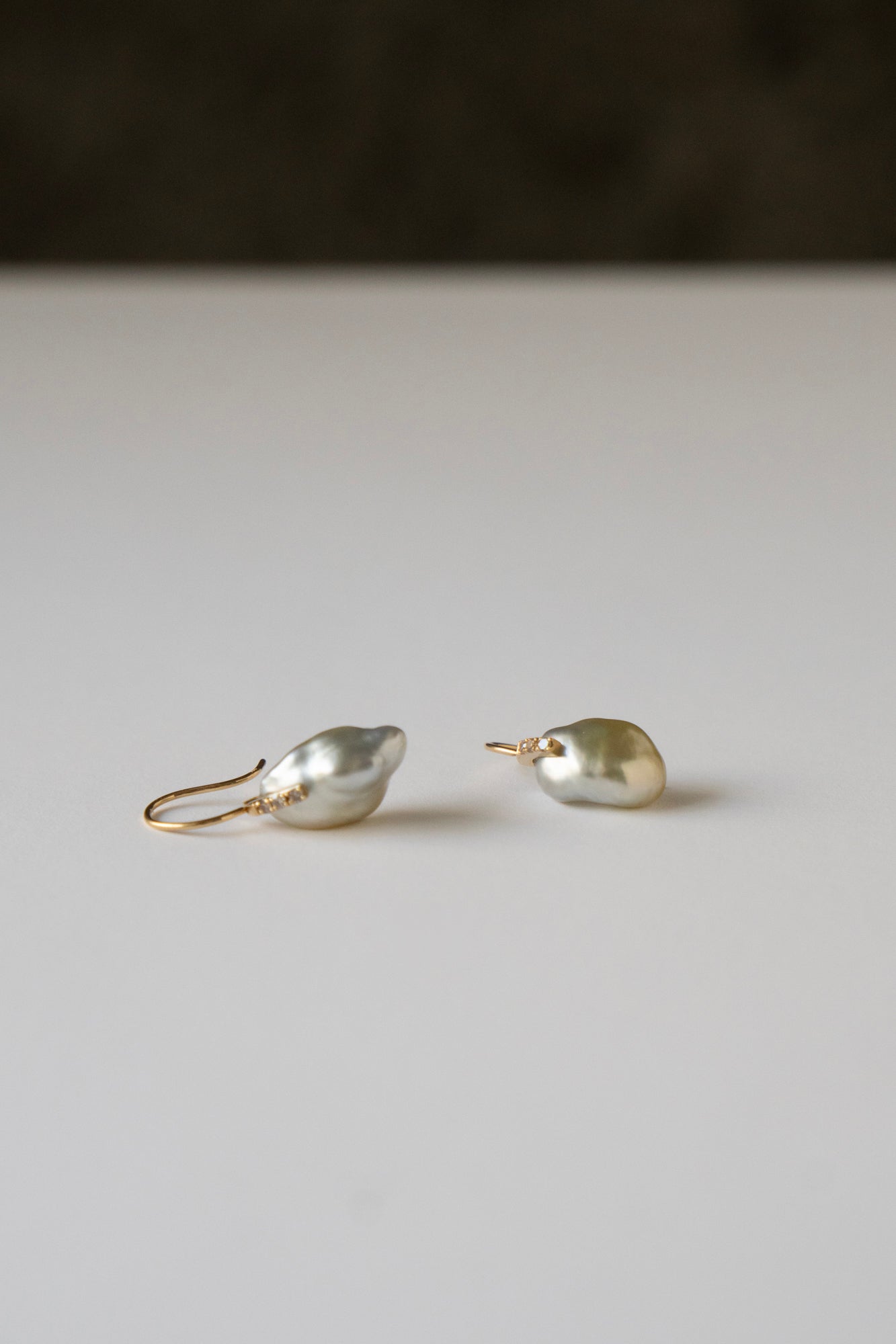 simmon Seta Keshi Pearl Line Hook Earring /K18