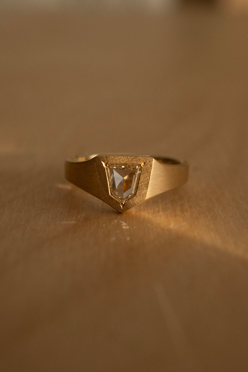 simmon Seta Portrait Cut Diamond Signet Ring /K18