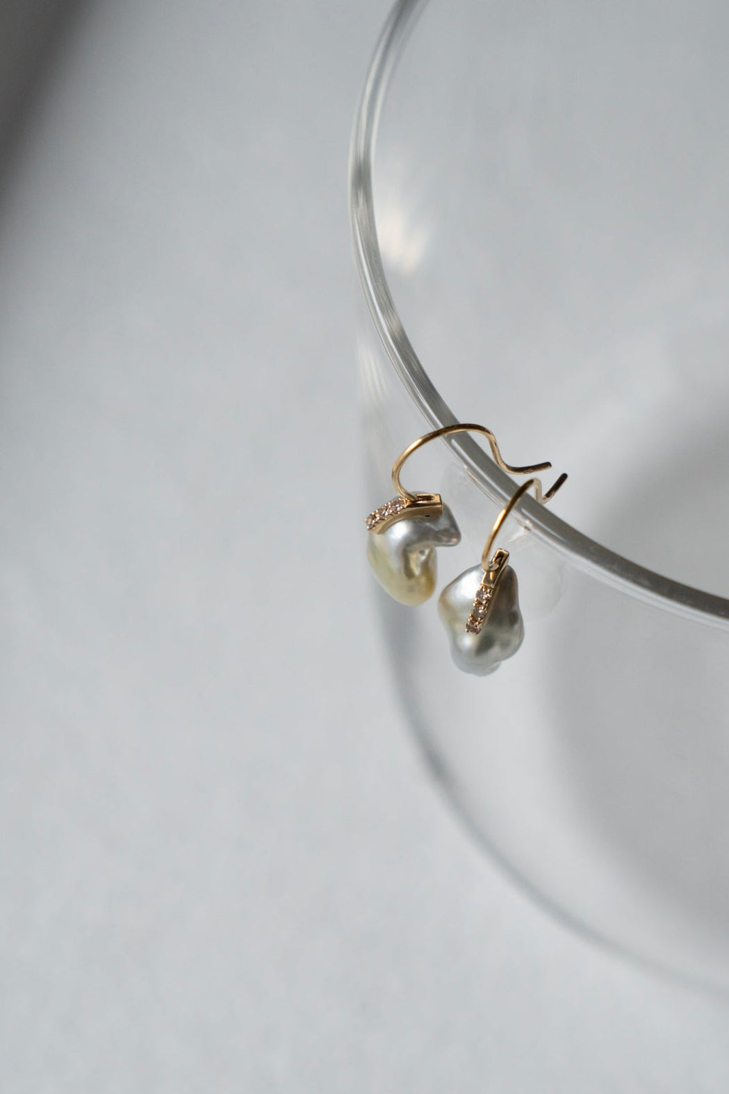 simmon Seta Keshi Pearl Line Hook Earring /K18