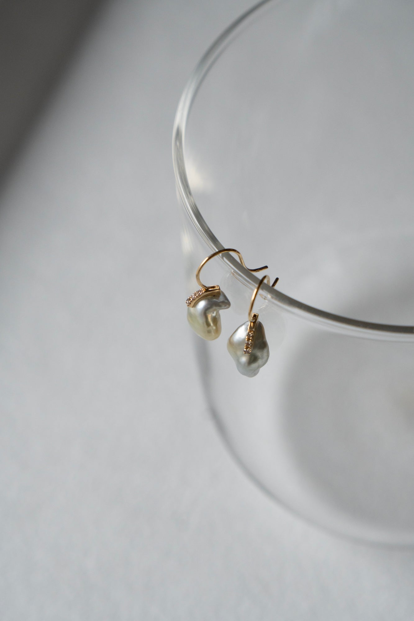 simmon Seta Keshi Pearl Line Hook Earring /K18