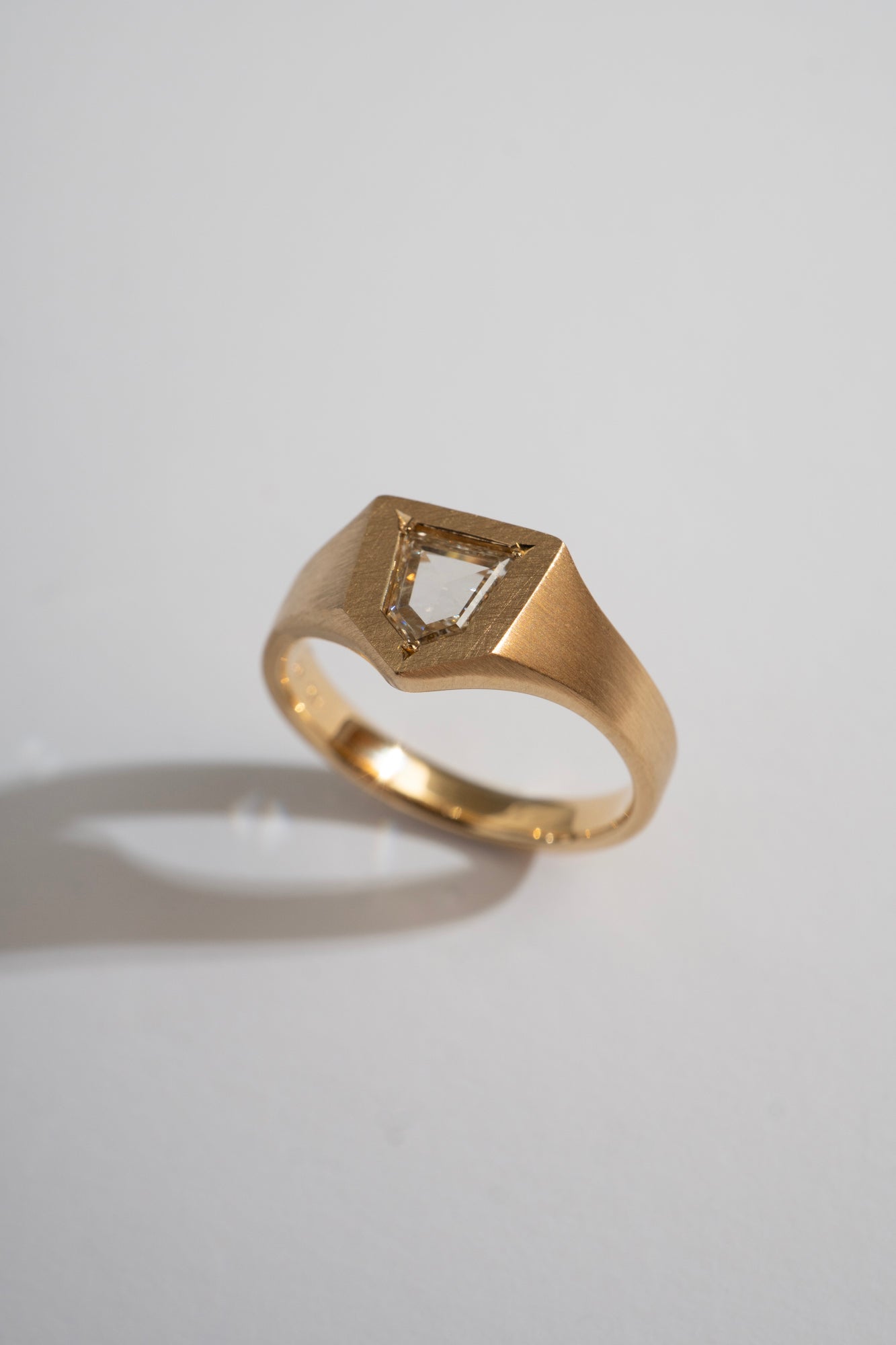 simmon Seta Portrait Cut Diamond Signet Ring /K18