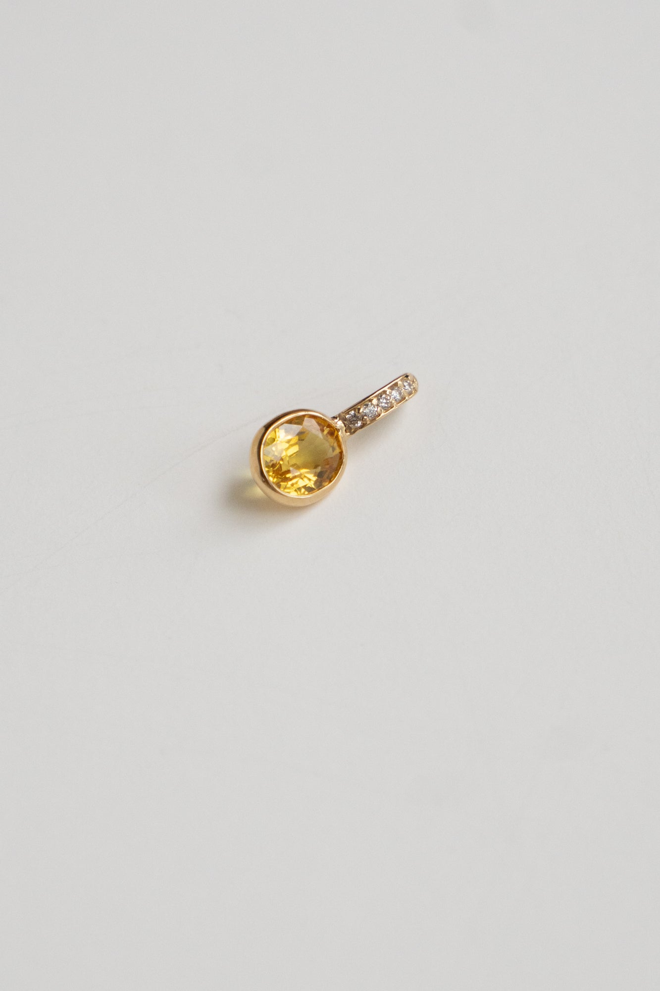 bohem Tiny Charm Top Yellow Sapphire /K18