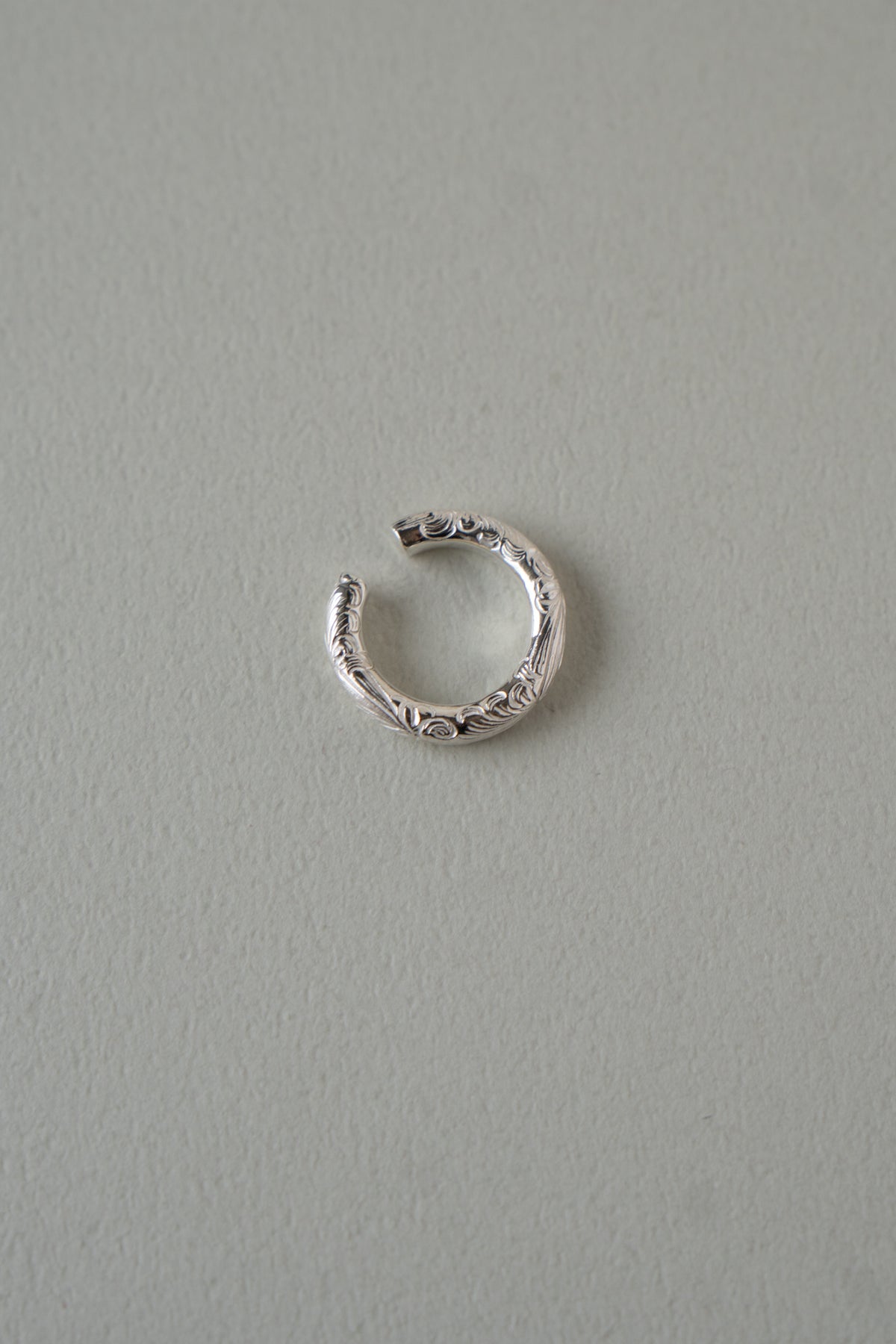 WAKAN SILVER SMITH Arabesque Round Ear cuff /Silver