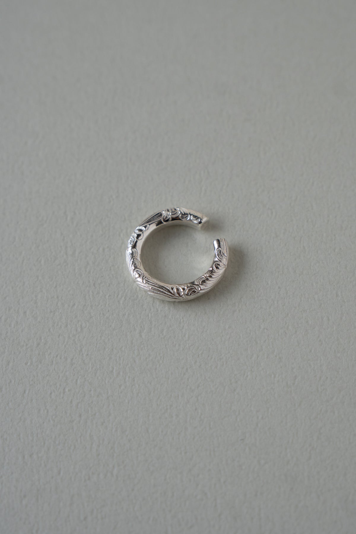 WAKAN SILVER SMITH Arabesque Round Ear cuff /Silver