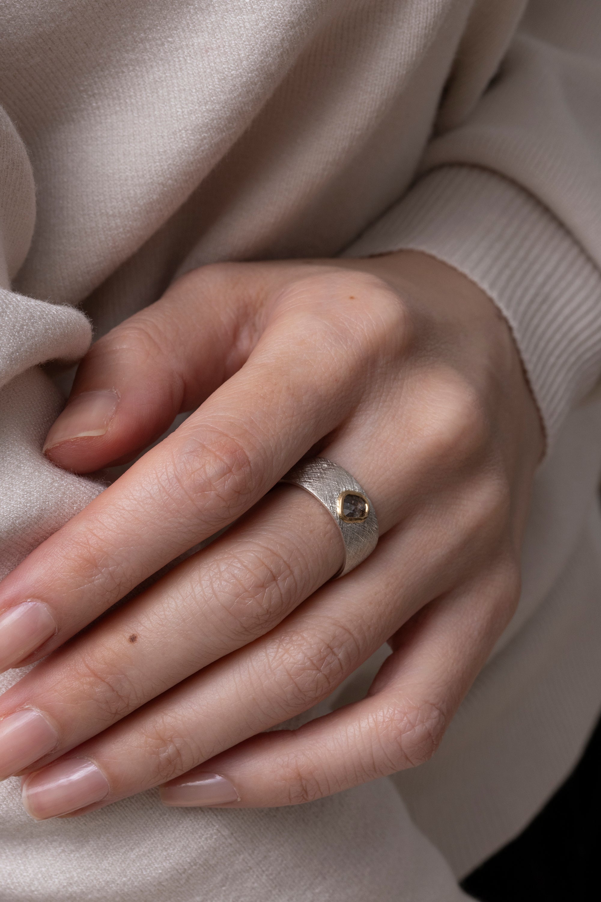 simmon Seta Salt & Pepper Diamond Bezel Flat Ring /SV900&PT100