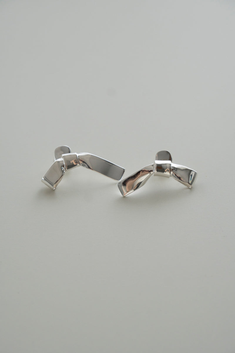 ANNIKA INEZ Small Cravaリボンシルバーピアス